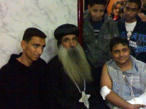 صور : زيارة الأباء الأساقفة للشباب المصابين فى مجزرة نجع حمادى 151