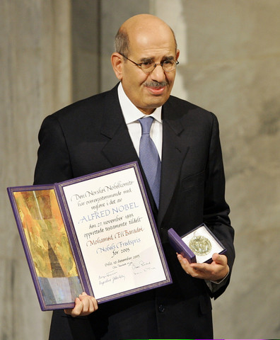 من هو الدكتور محمد البرادعي  Dr-mohamed-elbaradei-displays-nobel-prize-diploma-and-medal-during-award-ceremony-in-oslo-norway-december-10-2005